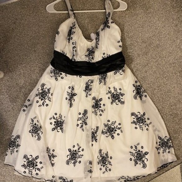 Trixxi Sweetheart Botanical Dress - Picture 1 of 10